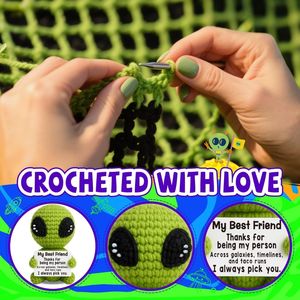 Regali Unici per San Valentino per Amicizia a Distanza: Simpatico Peluche Alieno all'Uncinetto Fatto a Mano per Migliori Amici - Product Image 3