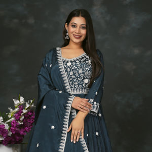 Elegante Vestido Bordado en Chiffon con Corte Fluido, Detalle Intrincado en el Escote y Drapeado Coordinado - Product Image 2