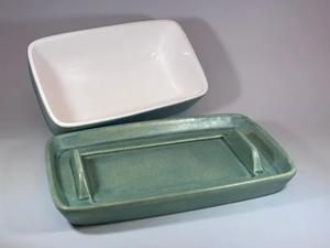 Pot à beurre de style vintage avec couvercle à poignée cintrée, plateau de service profond, finition émaillée lisse, élégant récipient à beurre pour comptoir de cuisine - Product Image 3