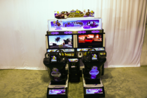 เครื่องเกมขับรถแบบเชิงพาณิชย์สไตล์ OutRun ขนาด 32 นิ้ว สำหรับ 2 ผู้เล่น พร้อมที่นั่งคู่แบบเชื่อมต่อและตู้เกมแข่งรถ - Product Image 4