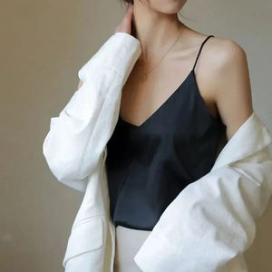 Top de tirantes finos 2026 para mujer, halter con cuello en V, camisola básica blanca sin mangas de satén de seda, top corto de verano para mujer - Product Image 2