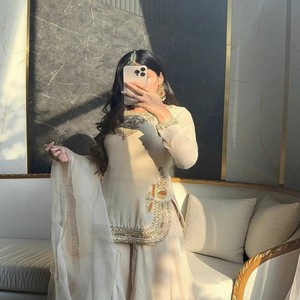 VASTRA COTTAGE Haut en soie chinon lourde brodé de sequins avec pantalon palazzo assorti et dupatta en soie organza à bordure en dentelle - Product Image 2