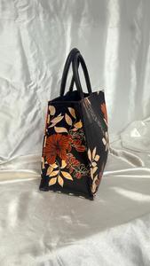 กระเป๋าใส่หนังสือลายดอกไม้สีดำ - Product Image 3