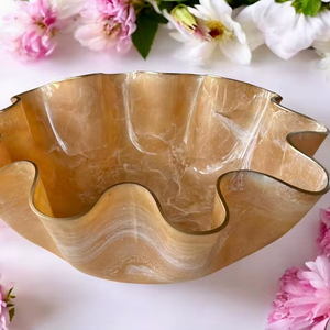 Grand bol décoratif en résine époxy crème, design géode, fait main, pour servir - Product Image 1