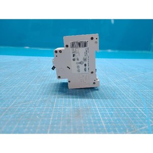 Disjoncteur miniature bipolaire Eaton FAZ-C20/2 d'occasion – Pièces détachées d'équipement semi-conducteur de la génération précédente - Product Image 3