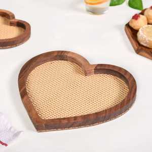 Bandeja de Madera Premium en Forma de Corazón con Base de Mimbre Tejido para Servir el Desayuno, Decoración de Mesa de Centro y Cocina - Product Image 3