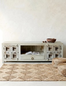 Mueble de TV Vintage de Madera con Dos Puertas y un Cajón, con Estante Abierto, Acabado Blanco Desgastado, Estilo Rústico - Product Image 1