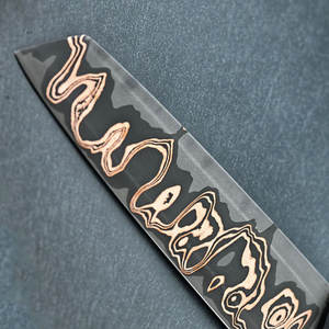 Cuchillo de cocina premium hecho a mano de cobre damasco con patrón decorativo y mango de madera de resina para uso culinario moderno. - Product Image 5