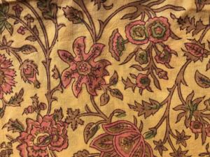 Tela de Algodón Estampada a Mano con Diseño Floral de Enredaderas sobre Base Amarillo Mostaza |   Impresión Tradicional India Estilo Kalamkari - Product Image 3