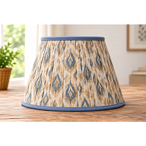 Abat-jour en lin Khadi bleu et beige |   Abat-jour en tissu géométrique plissé fait main pour lampes de table et lampadaires - Product Image 1