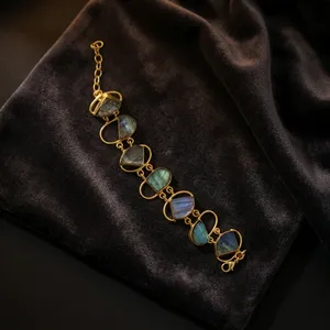 SOUMYA CREATIONS Bracelet jonc géométrique en laiton plaqué or avec breloque labradorite et pierre bleue pour femme, bijou tendance pour les occasions festives - Product Image 3