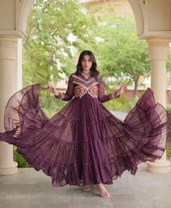 Costume Anarkali traditionnel pour femmes en georgette, longueur au sol, avec col brodé, violet, tenue de soirée, coupe ample, vêtements de festival indiens - Product Image 1