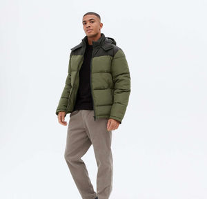 Chaqueta de Plumón Personalizada con Logotipo OEM de Alta Calidad, Chaqueta Gruesa con Capucha para Hombre, Chaqueta Bomber Brillante de Invierno Personalizada para Hombre - Product Image 2