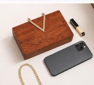 Bolso de Mano Moderno de Madera con Diseño Creativo en Forma de V de Latón, Regalo Promocional Novedoso, Bolso de Moda de Lujo - Product Image 5