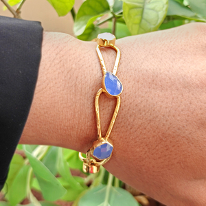 กำไลข้อมือแบบปรับได้ชุบทอง 18k ประดับด้วยพลอยแคลซิโดนีทรงเช็คเกอร์คัท รูปทรงหลากหลาย ประดับพลอยบริโอเลตแบบฝังขอบ ด้านหลังเปิด - Product Image 3