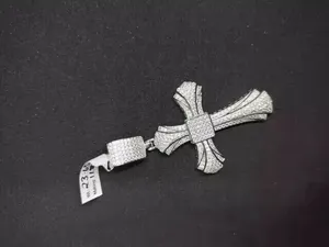 Colgante de cruz estilo hip hop con micro pavé de moissanita, plata de ley chapada en oro de 18K, joyería cristiana de lujo con brillo para hombres y mujeres - Product Image 3