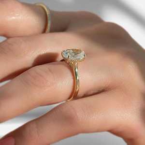 Bague solitaire ovale en diamant de laboratoire scintillant de 2,02 carats avec halo caché pour femme, en or massif 18 carats, cadeau de fiançailles surprise pour elle - Product Image 3