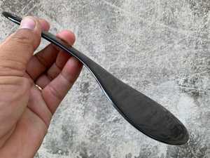 Grande cuillère en corne de buffle naturelle, fabriquée à la main avec une finition polie et un motif naturel foncé unique, idéale pour servir. - Product Image 3