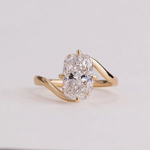 Bague solitaire en or 18 carats avec diamant de laboratoire taille coussin 2,00 carats, clarté VS1, couleur F, certifié IGI, bijoux CVD - Product Image 1