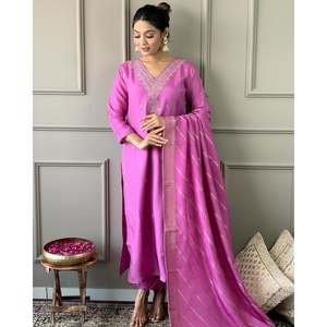 Hermoso Conjunto de Chal de Seda con Top y Pantalón y Dupatta para Fiestas - Product Image 1