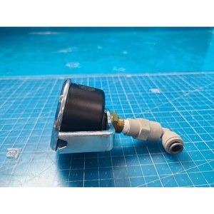 Manomètre analogique WIKA 0-100 PSI, utilisé comme pièce détachée pour équipement semi-conducteur d'occasion. - Product Image 4