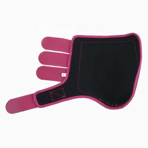 Botte de protection sportive en néoprène rose Tough Tack pour la protection des jambes des chevaux, personnalisable - Utilisation en compétition et en écurie - Product Image 3