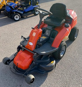 Tracteur à gazon compact Husqvarna Rider R214C, système de coupe monté à l'avant, tondeuse professionnelle pour l'entretien des pelouses et les travaux de jardinage - Product Image 5