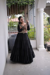 ชุดเดรสผ้าจอร์เจตต์สวยงามสำหรับงานนวรมตรี พร้อมงานปักและขอบลูกไม้ ผู้ผลิตและจำหน่ายจากเมืองสุรัต ในราคาขายส่ง - Product Image 2
