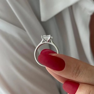 Anillo de Compromiso Solitario con Diamante Cultivado en Laboratorio de 2 Quilates, Corte Princesa, Diseño Catedral Cónico, Oro Blanco de 18K, Certificado IGI - Product Image 6