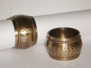 Servilletero de oro antiguo con bordes desiguales fundidos de latón martillado, forma clásica redonda, decoración de mesa de fiesta de boda ecológica - Product Image 5