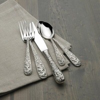 Ensemble de couverts en acier inoxydable à poignée florale embossée, avec un motif texturé luxueux pour une table sophistiquée