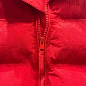 Chaqueta Acolchada Roja Unisex de Invierno con Cuello Alto, Cierre de Cremallera, Acolchado Grueso, Casual, Resistente al Viento, Relleno de Poliéster, Corte Regular - Product Image 2