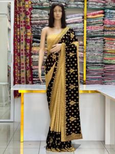 Sari de terciopelo puro con blusa de seda Malai, diseñado con bordados elaborados y un borde elegante que le da un aspecto tradicional y sofisticado. - Product Image 2