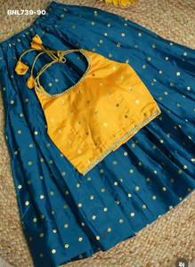 Conjunto de lehenga y blusa para niñas en amarillo y azul, de seda de alta calidad con diseño de lunares, listo para usar, a precio de mayorista, proveedor de Surat. - Product Image 4