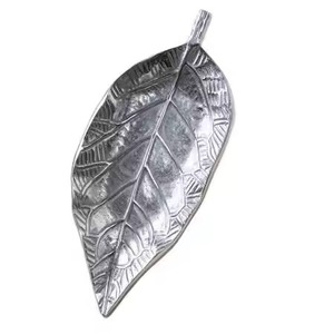 Bandeja Decorativa con Hoja de Ginkgo Dorada, Diseño Moderno de Planta en Latón, Forma Irregular, Pieza Única - Product Image 6
