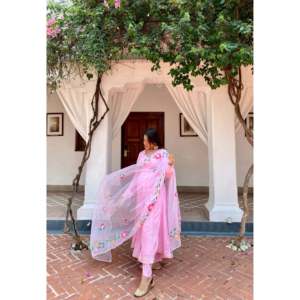 Ensemble de robe Anarkali en coton rose Uma, orné de broderies Gotta, Salwar Kameez pour les mariages - Product Image 5
