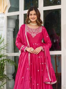 ชุดเดรสยาวทรง Anarkali สีชมพูสดสำหรับผู้หญิง พร้อมงานปักลายเงินทองหนักแน่น กระโปรงบาน ผ้าคลุมไหล่เข้าชุด ออกแบบโดยดีไซเนอร์อินเดีย เหมาะสำหรับงานปาร์ตี้ - Product Image 2