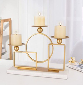 Marco geométrico moderno con un delicado centro de hojas en filigrana. Oro minimalista, disponible a precios de mayorista. - Product Image 4