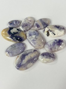 Lot de 10 cabochons en pierre Tiffany violette naturelle, 46g, vente en gros, fournisseur en vrac de pierres précieuses pour les acheteurs chinois - Product Image 1
