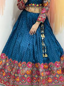 Conjunto de Ropa Étnica de Boda para Mujer, Chaniya Choli de Seda Bombay Premium con Bordado a Mano con Espejos Reales y Dupatta de Chinnon - Product Image 6