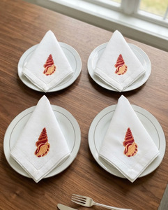 Serviettes de table carrées en coton brodées sur mesure avec motif escargot, élégantes pour la décoration de table, idéales pour la maison, les mariages et les fêtes. - Product Image 6