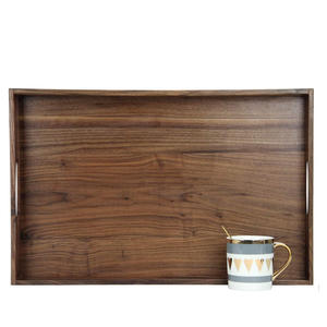 Plateau de service en bois avec poignées pour les collations thé utilisation alimentaire sur la table de comptoir de lit ou comme pièce décorative dans l'affichage de restaurant - Product Image 1