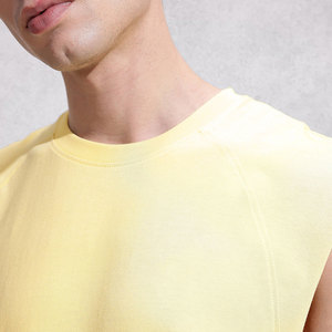 Camiseta sin mangas de punto con cuello redondo para hombre, color amarillo sólido, informal, de corte regular. - Product Image 6