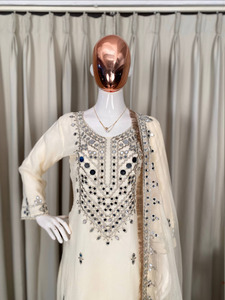 ชุดสาหรี่กะมีซสำหรับงานปาร์ตี้และงานแต่งงานสำหรับผู้หญิง พร้อมเสื้อปักลายกระจกแท้ ดีไซน์ลายวาดมือ กางเกงพลลาโซ และผ้าคลุมไหล่ - Product Image 2