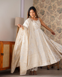 Elegante Vestido Anarkali de Seda Jacquard Banarasi con Espalda Descubierta, Dori de Cuatro Metros, Corte Kali y Conjunto de Pantalón y Dupatta Preconfeccionado - Product Image 1