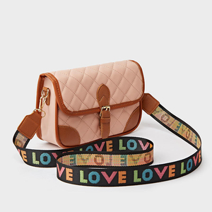 Bolso de hombro tipo mensajero para mujer, con una sola correa, forro de poliéster, cierre de cremallera, cadena con letras y diseño de rombos. - Product Image 5