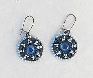 Boucles d'oreilles brodées à la main en perles de verre Khadim Handicrafts KH-7718 avec fermoirs et crochets, bijoux de mode pour femmes, Uttar Pradesh - Product Image 1