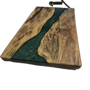 Planche à découper en résine faite à la main présentant un jet de résine bleu profond sur une base en acacia conçue pour les repas élégants et le placage alimentaire - Product Image 1