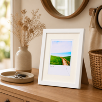 Cadre photo en bois MDF blanc avec passe-partout crème, épaisseur 2 cm, taille personnalisée pour affichage sur table