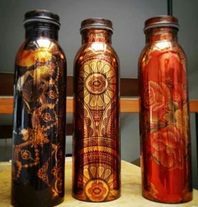 Botella de Agua de Cobre Hecha a Mano con Diseño Floral que Representa la Elegancia del Arte Indio, Diseño Atemporal y Estética Portátil - Product Image 5